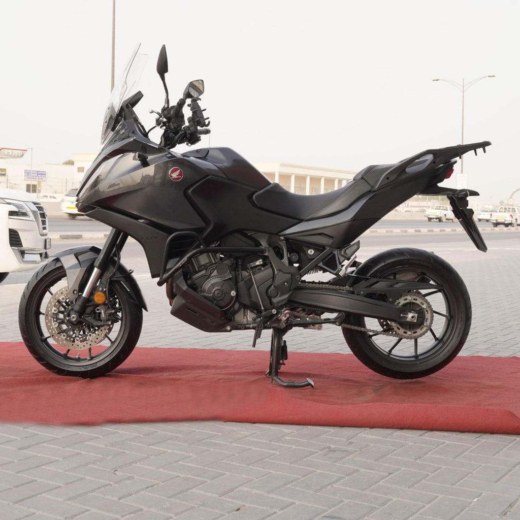 دراجة هوندا NT1100 الرياضية السياحية والمغامرات موديل 2024، يدوية، متوفرة في الإمارات العربية المتحدة